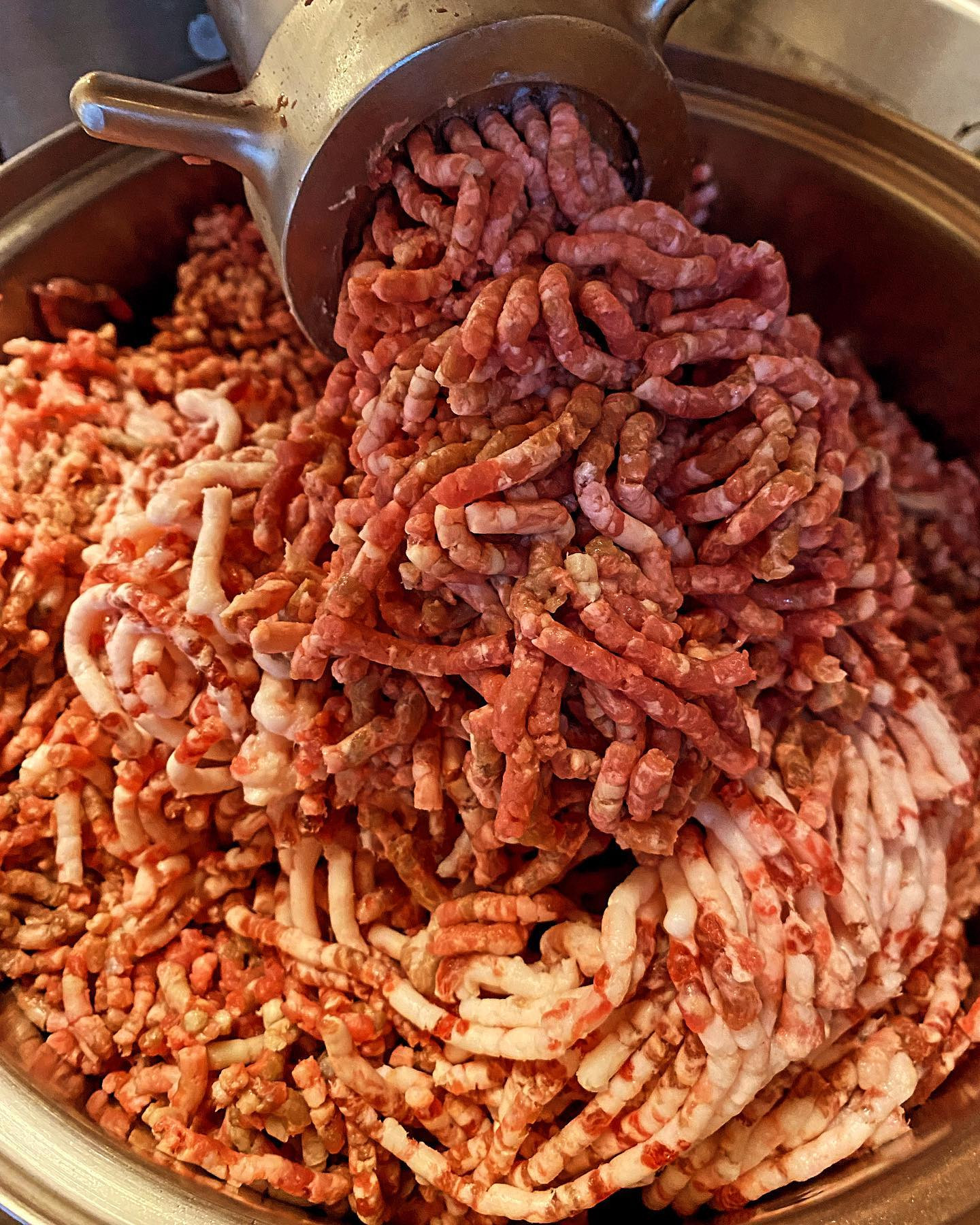 ある物を作る為にミンチ作成中。